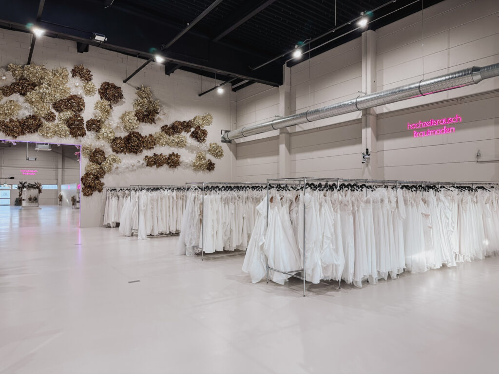 hochzeitsrausch Brautmoden - Auswahl an Brautkleidern in elegantem Showroom, stilvoll und modern präsentiert