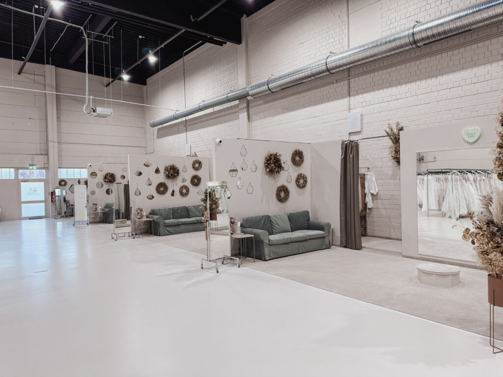 hochzeitsrausch Brautmoden - Moderner Showroom mit stilvoller Dekoration und eleganten Brautkleidern in entspannter Atmosphäre