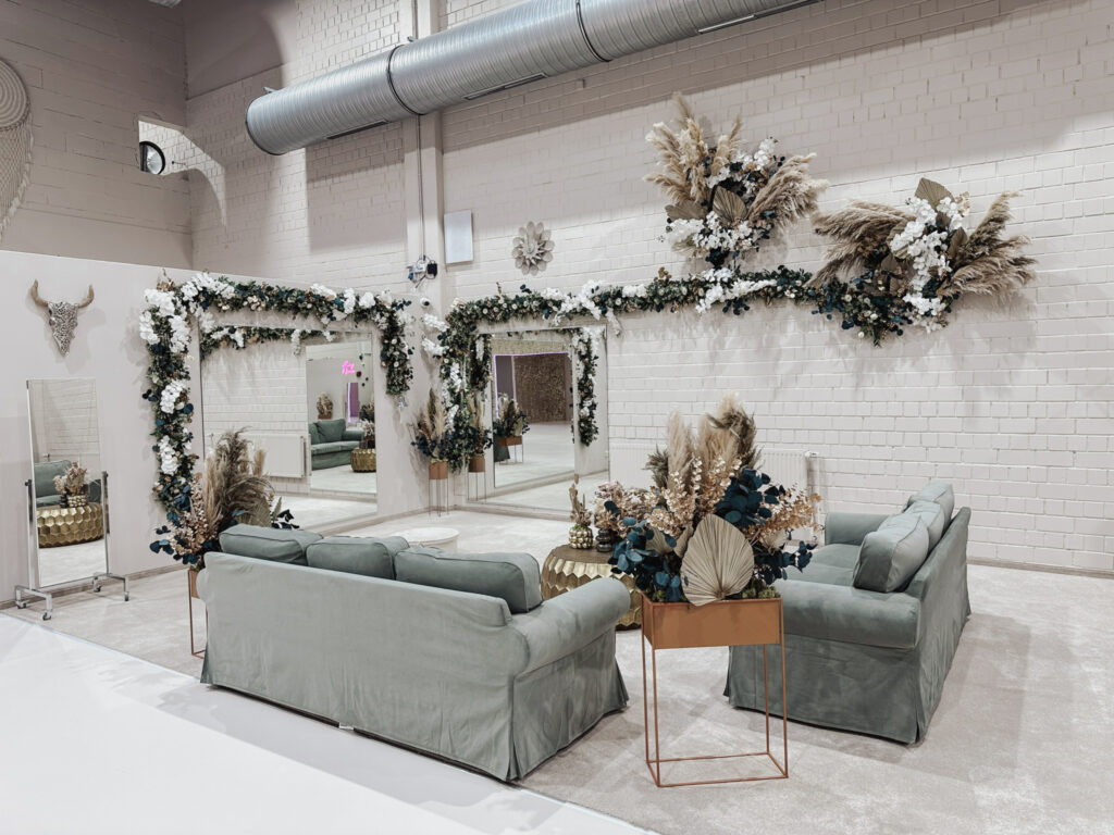 hochzeitsrausch Brautmoden - stilvolle Hochzeitslounge mit eleganter Dekoration und gemütlichen Sitzgelegenheiten