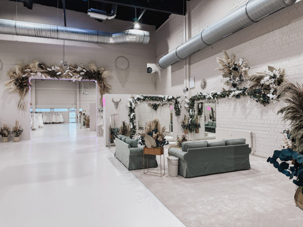 hochzeitsrausch Brautmoden - Eleganter Showroom mit stilvoller Dekoration und Auswahl an Brautkleidern