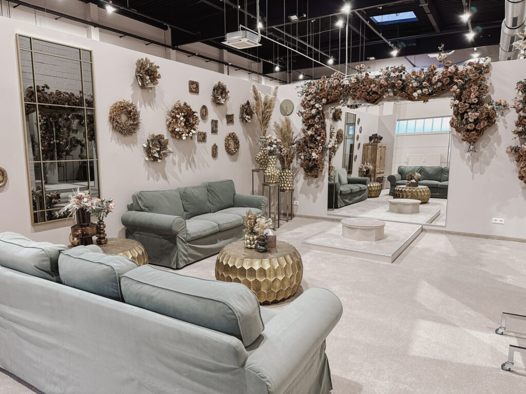 hochzeitsrausch Brautmoden - Eleganter Showroom mit stilvoller Dekoration und Spiegelwand für Brautkleid-Anprobe