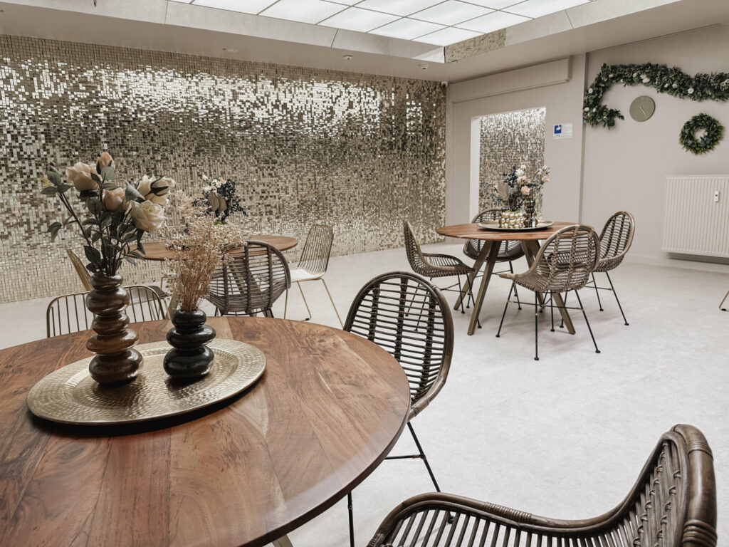 hochzeitsrausch Brautmoden - stilvoller Hochzeitsplanungsraum mit eleganter Dekoration und modernen Rattanmöbeln