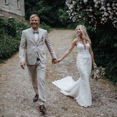 hochzeitsrausch Brautmoden - Brautkleid mit Spitzen und Herzausschnitt, Brautpaar im Garten, romantische Hochzeitsstimmung