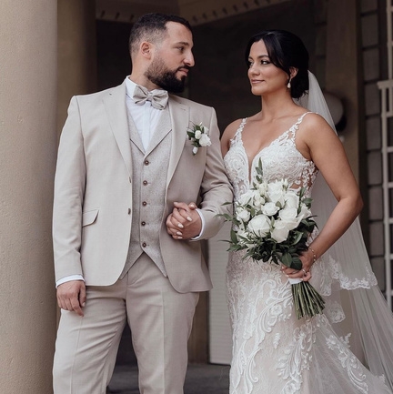 hochzeitsrausch Brautmoden - Brautkleid mit floraler Spitze und eleganter Braeutigam-Anzug in Beige, romantische Stimmung