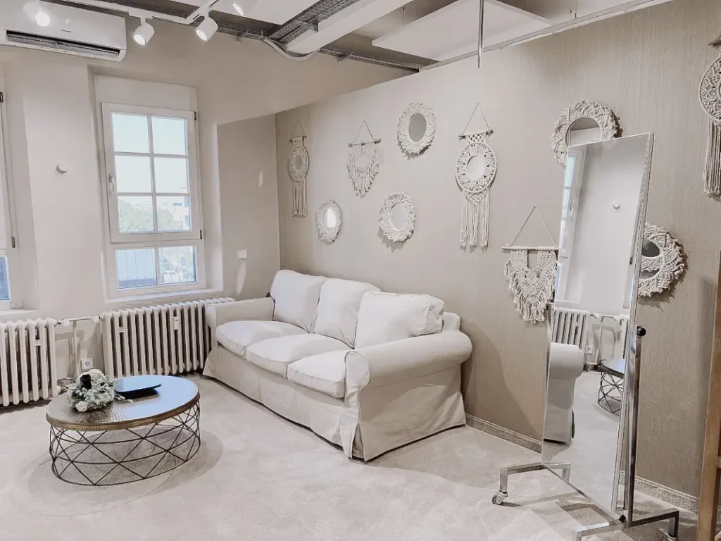 hochzeitsrausch Brautmoden - Eleganter Anprobe-Raum mit stilvoller Dekoration und gemütlichem Sofa in Nürnberg