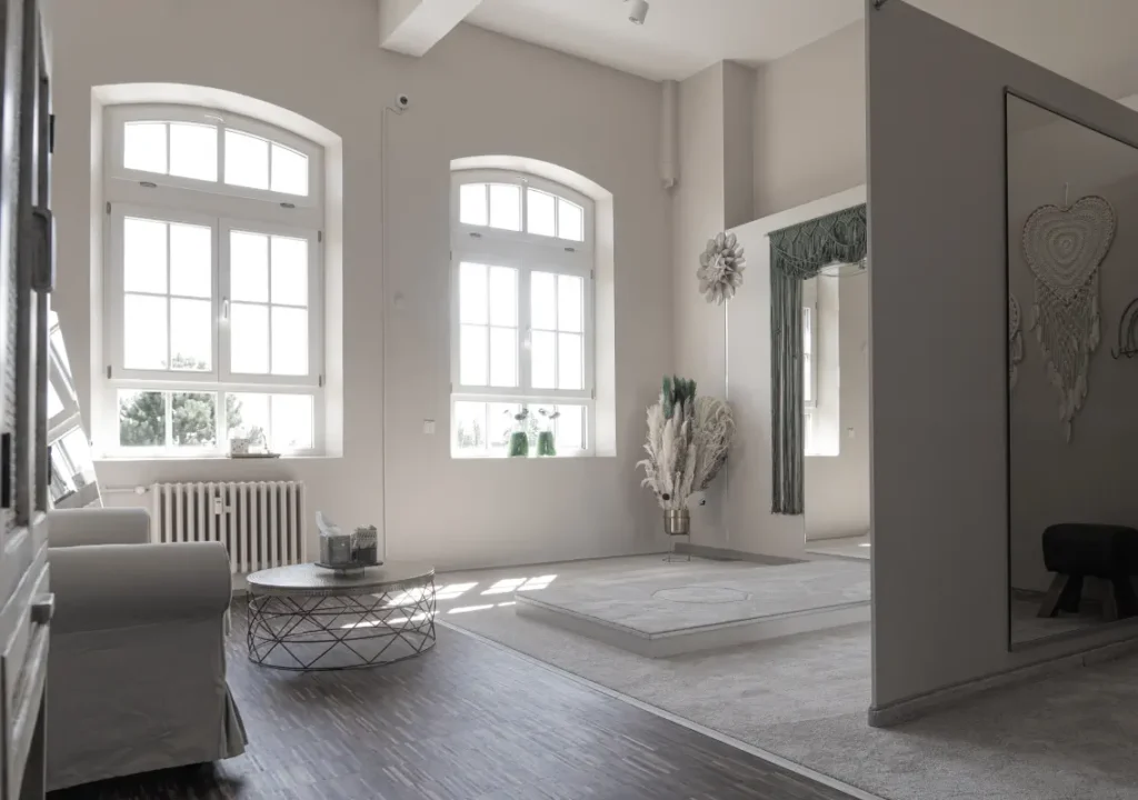 Eleganter Anproberaum bei hochzeitsrausch Brautmoden in Nuernberg, ideal für Brautkleider-Anprobe in stilvollem Ambiente.