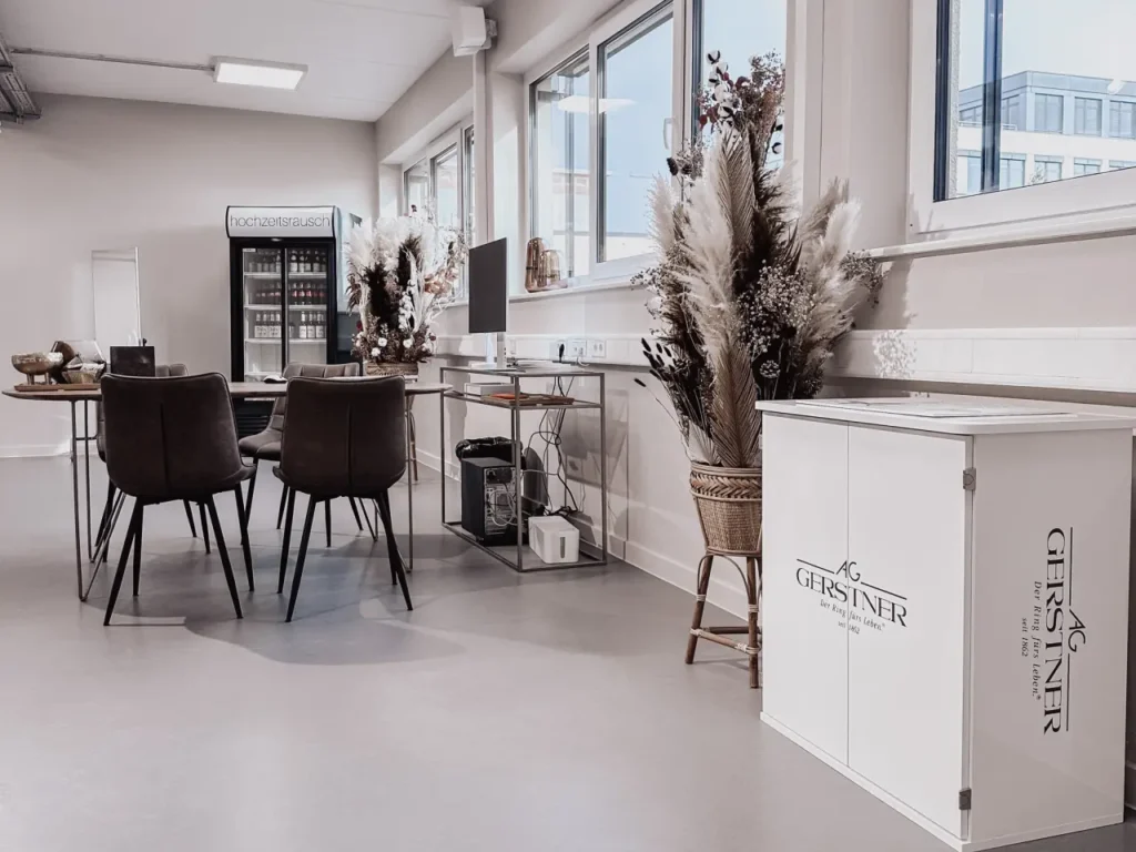 hochzeitsrausch Brautmoden - stilvoller Besprechungsraum in Neu-Isenburg mit eleganter Dekoration und modernem Ambiente