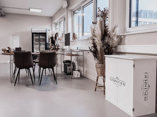 hochzeitsrausch Brautmoden - stilvolle Hochzeitsplanung in modernem Showroom mit eleganter Dekoration und Sitzbereich