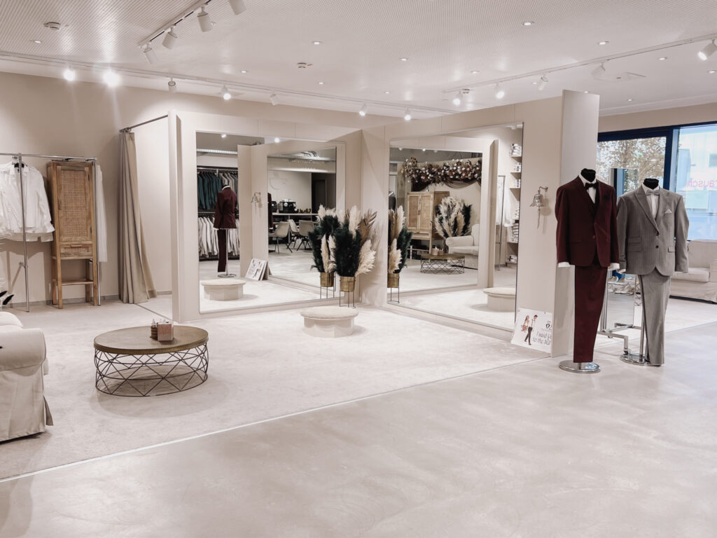 hochzeitsrausch Brautmoden Köln - Eleganter Showroom mit Brautkleidern, Braeutigam-Anzuegen und stilvollem Hochzeitsambiente