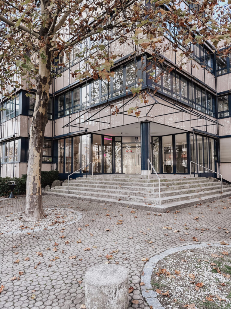 hochzeitsrausch Brautmoden - modernes Hochzeitshaus in München, ideal für Brautkleider, Braeutigam-Anzuege und Eheringe