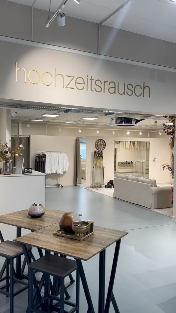 hochzeitsrausch Brautmoden - Elegantes Brautmodengeschäft mit stilvoller Einrichtung und Brautkleidern in modernem Ambiente