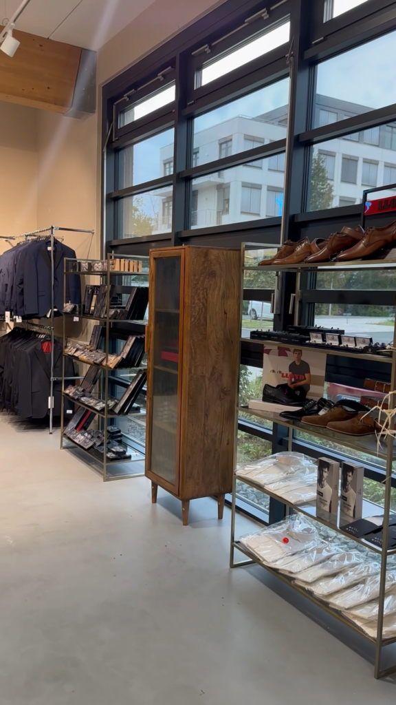 hochzeitsrausch Brautmoden - Elegante Braeutigam-Anzuege und Accessoires in modernem Showroom, stilvoll und hochwertig
