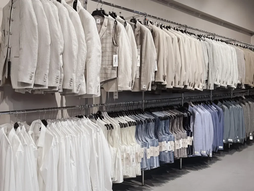 hochzeitsrausch Brautmoden - Auswahl an eleganten Braeutigam-Anzuegen in verschiedenen Farben und Stoffen