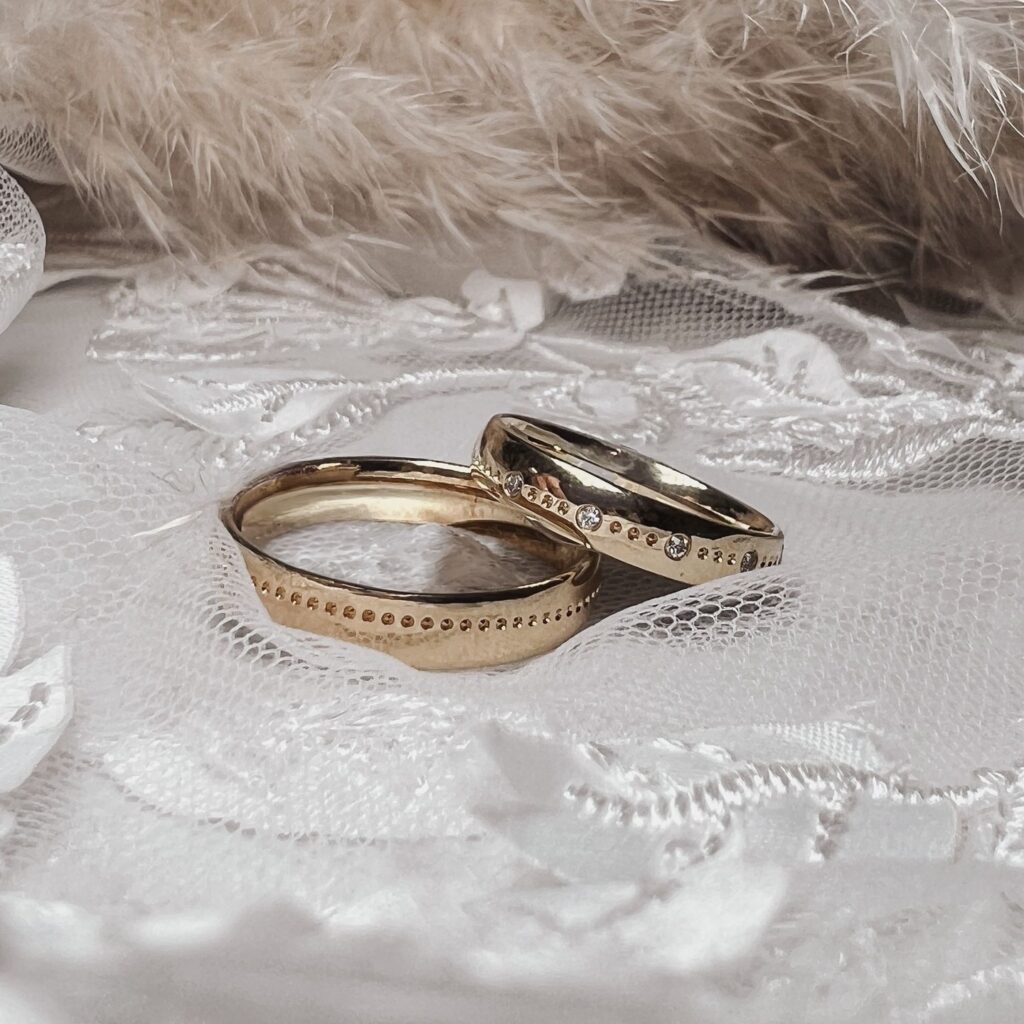 hochzeitsrausch Trauringe auf Spitzenstoff, elegant und zeitlos, ideal für die magische Hochzeit