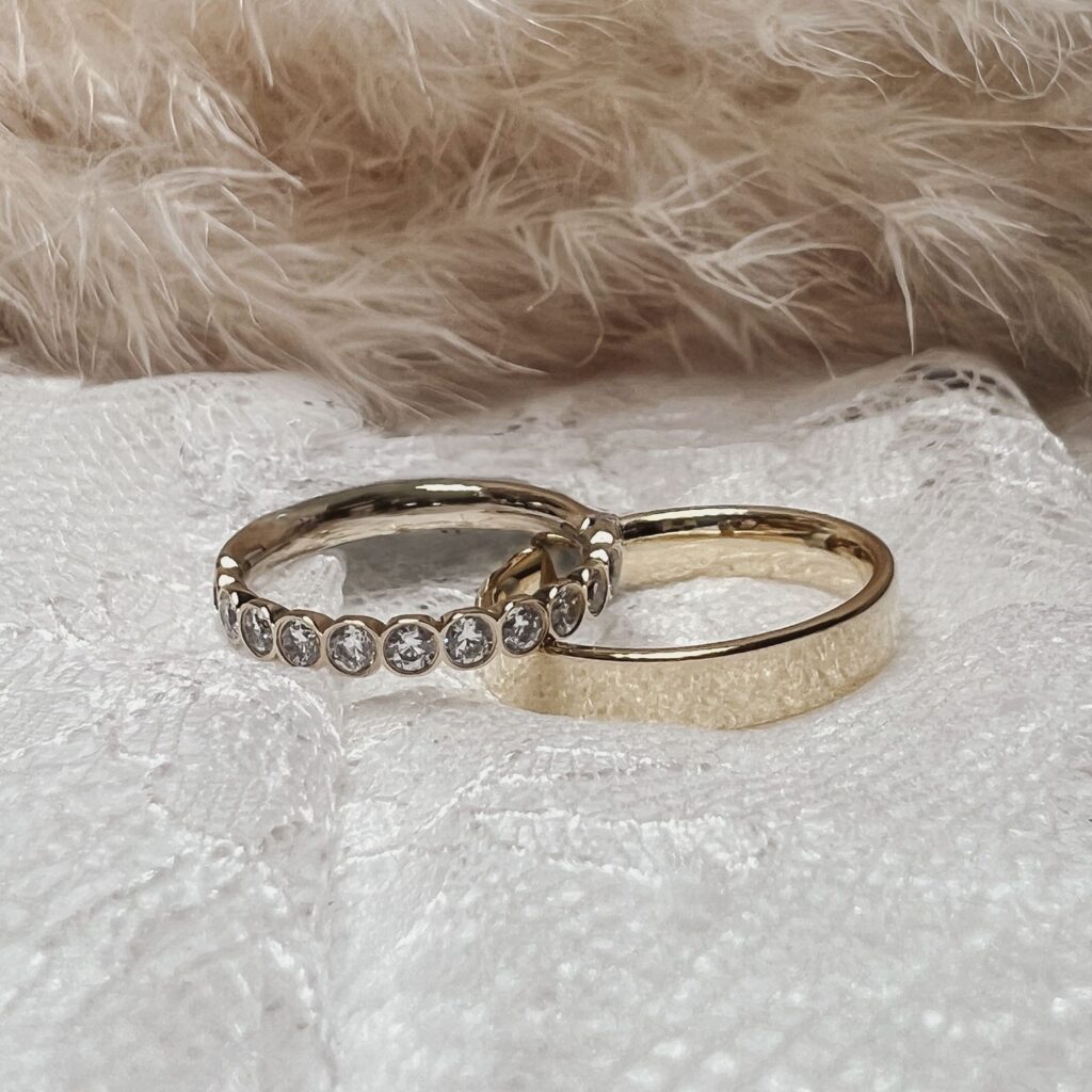 hochzeitsrausch Trauringe auf Spitze, ein Ring mit Diamanten, ein schlichter Goldring, elegant und zeitlos