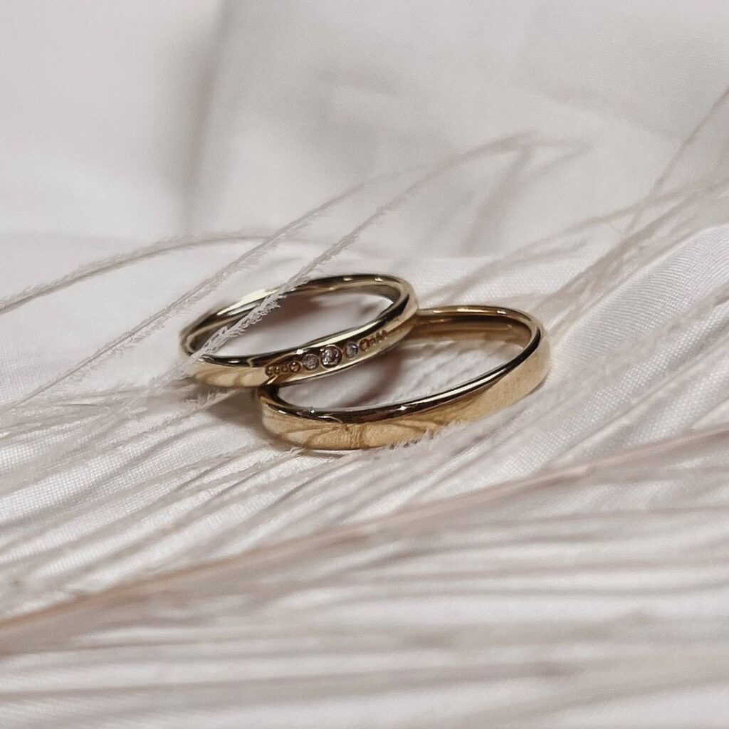 hochzeitsrausch Trauringe in Gold auf elegantem Stoff, perfekt für die Hochzeit, einzigartig und magisch