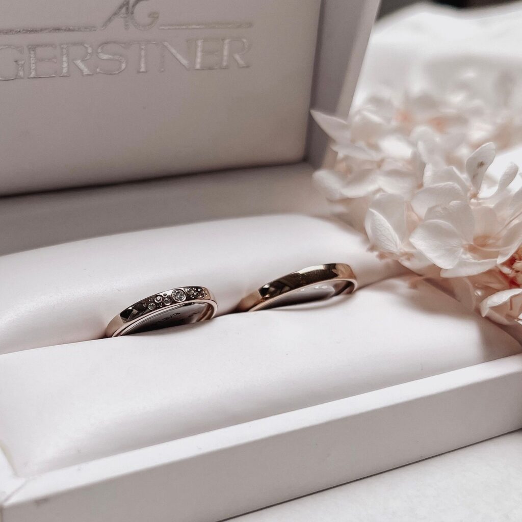 hochzeitsrausch Trauringe in eleganter Schatulle, verziert mit funkelnden Diamanten, ideal für den besonderen Hochzeitstag
