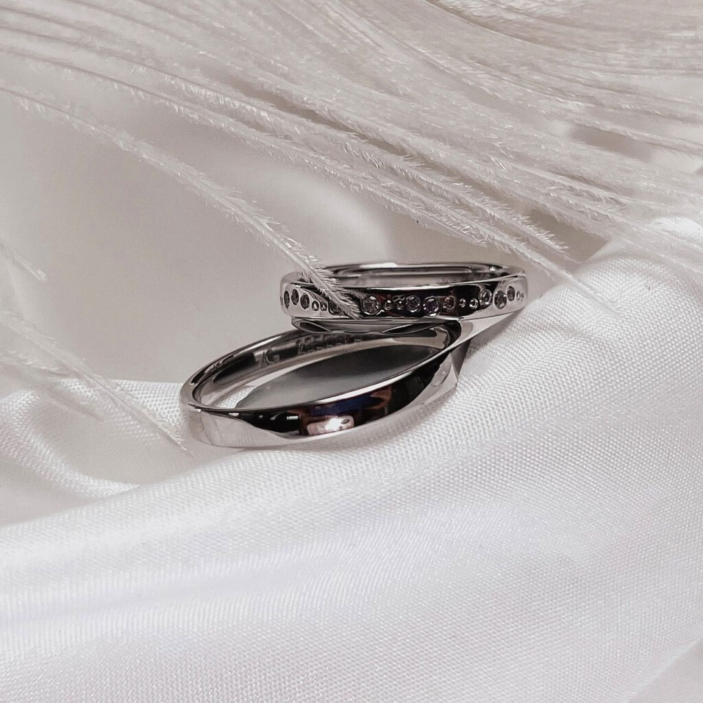 hochzeitsrausch Trauringe auf weißem Satin, elegant und zeitlos, ideal für die magische Hochzeitszeremonie