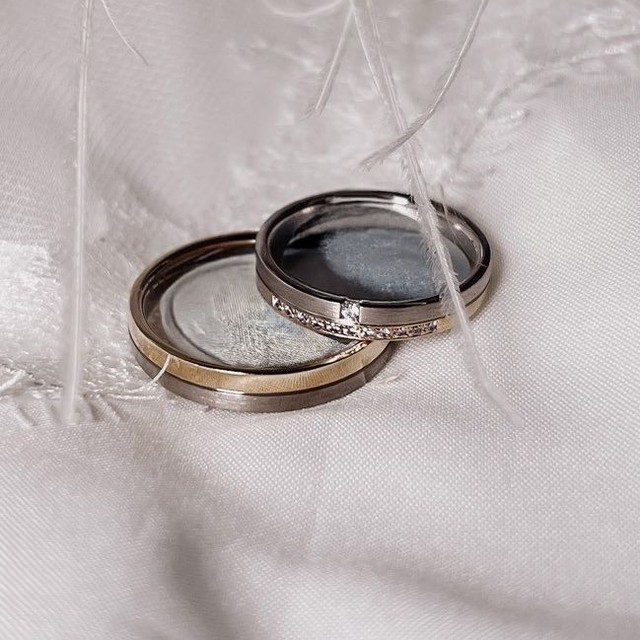 hochzeitsrausch Trauringe auf weißem Stoff, elegantes Design, ideal für Brautmoden und Hochzeitsplanung