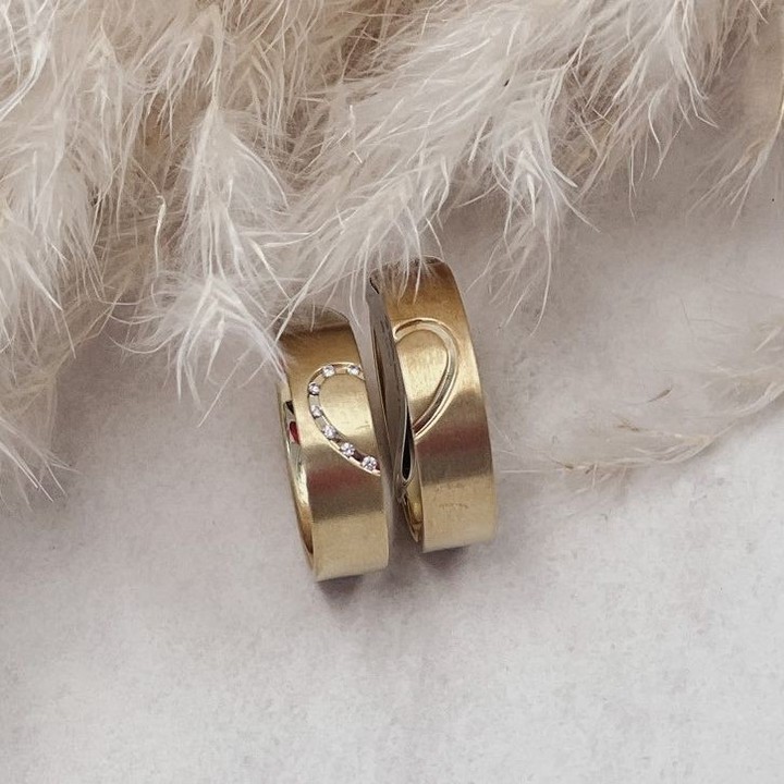 hochzeitsrausch Trauringe mit Herzmotiv und Diamanten, elegant und zeitlos, ideal für die magische Hochzeitszeremonie