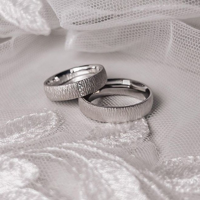 hochzeitsrausch Trauringe auf Spitze, elegant und zeitlos, ideal für den besonderen Hochzeitstag