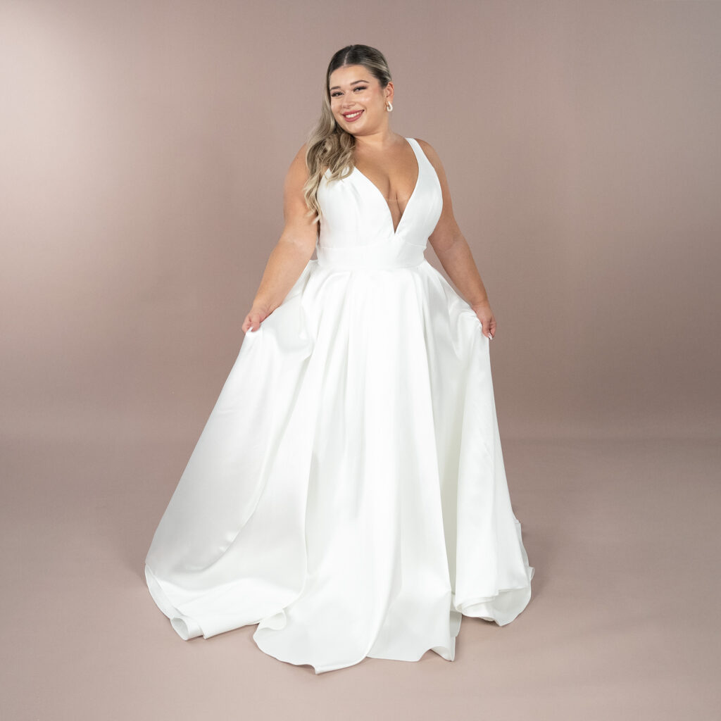 hochzeitsrausch Brautmoden - Bridonista Brautkleid mit tiefem V-Ausschnitt und fließendem Rock
