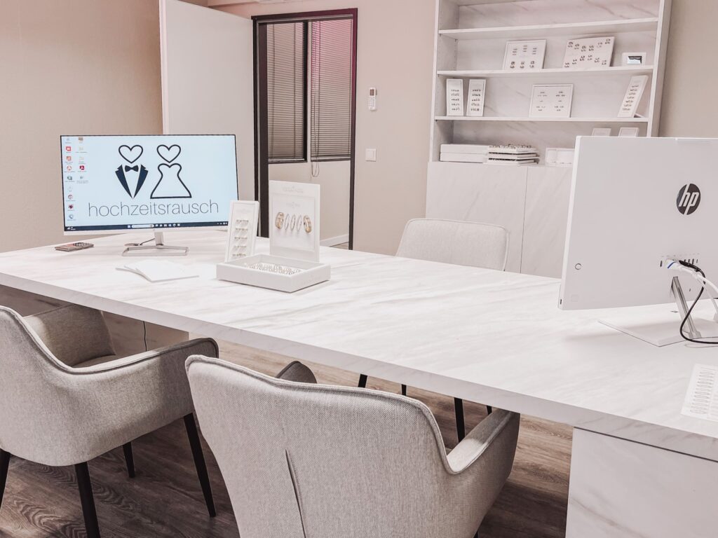 hochzeitsrausch Brautmoden - Moderner Beratungsraum für Brautkleider und Hochzeitsplanung mit stilvollem Interieur