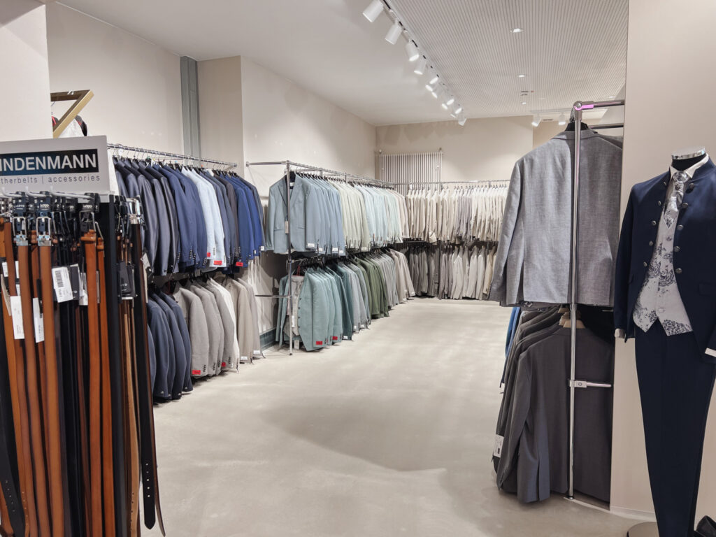 hochzeitsrausch Brautmoden - Braeutigam-Anzuege in verschiedenen Farben und Stilen im Hochzeitshaus