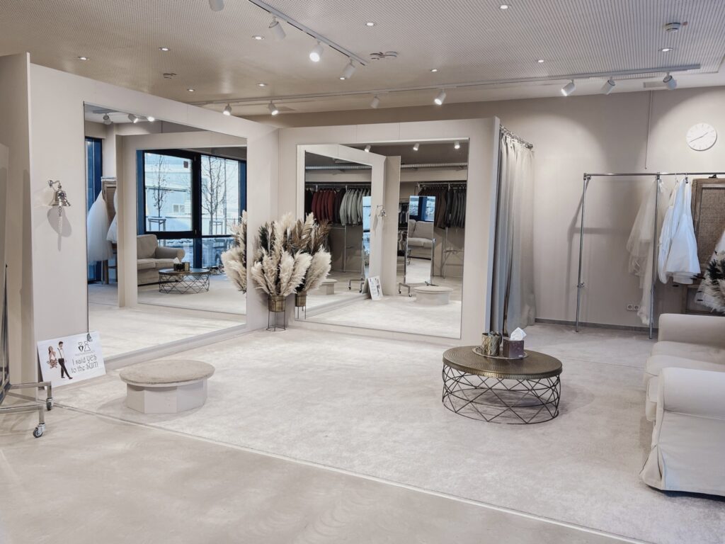 hochzeitsrausch Brautmoden - Eleganter Showroom mit Brautkleidern und stilvollem Ambiente in Berlin