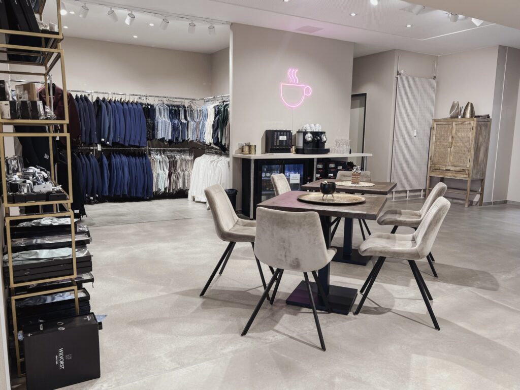 hochzeitsrausch Brautmoden - Moderner Showroom mit Brautmoden und Braeutigam-Anzuegen in stilvollem Ambiente