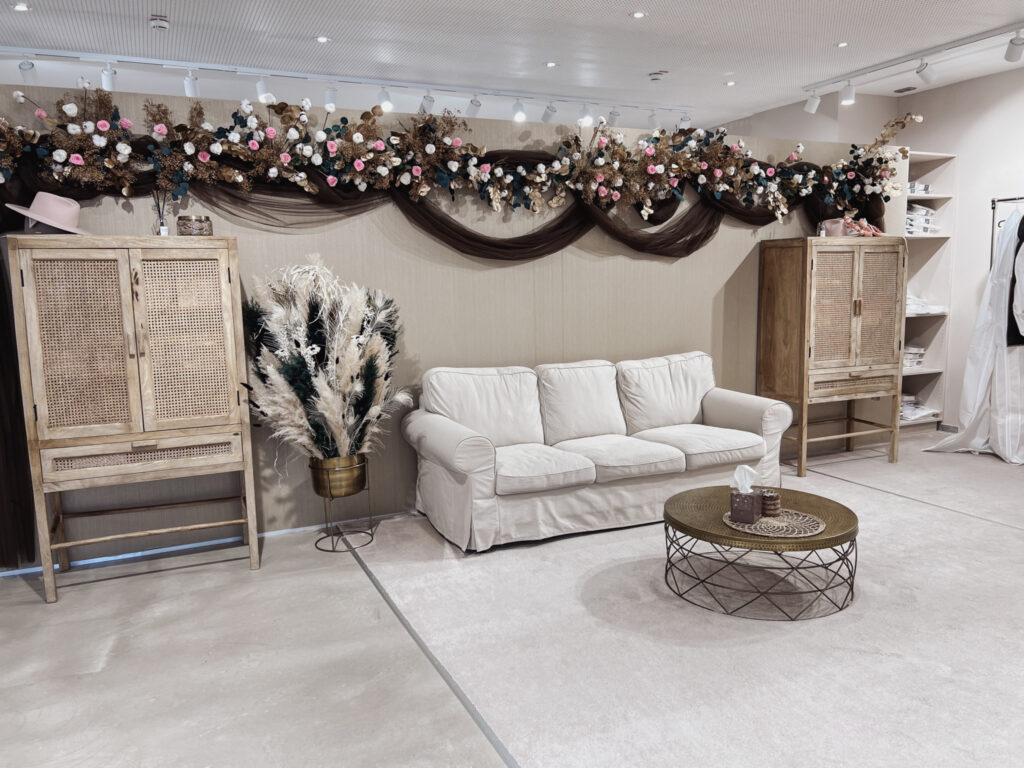 hochzeitsrausch Brautmoden - Eleganter Showroom mit stilvoller Dekoration und gemütlicher Sitzecke für Brautkleid-Beratung