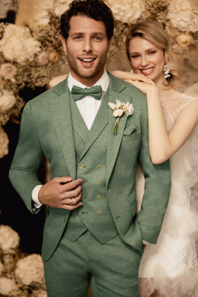 hochzeitsrausch Brautmoden - Bräutigam-Anzug in München, stilvoll mit grünem Anzug und Fliege, elegantes Hochzeitsoutfit
