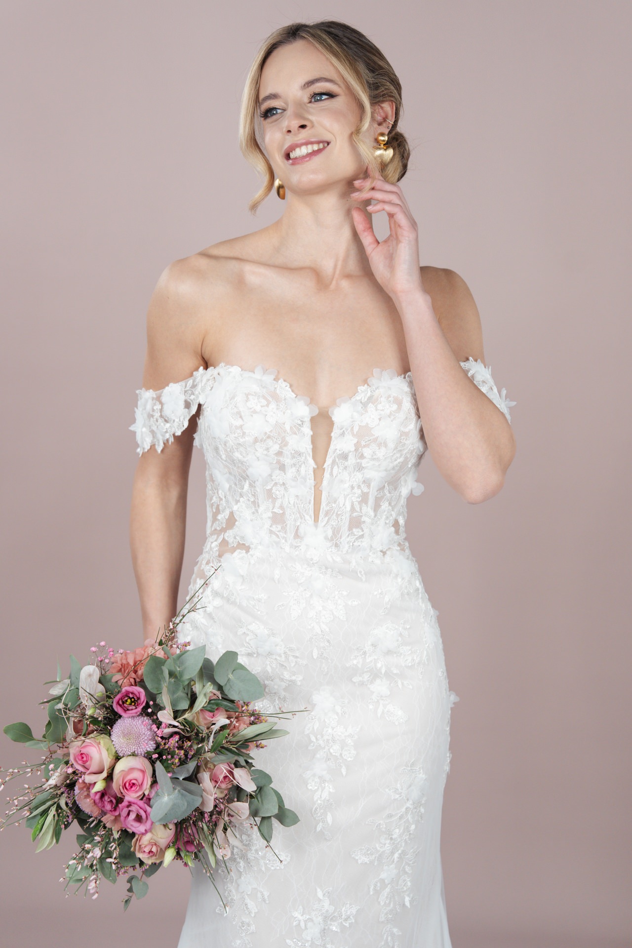 hochzeitsrausch Brautmoden - Elegantes Brautkleid mit Herz-Ausschnitt und floralen Details, perfekt für die Hochzeit