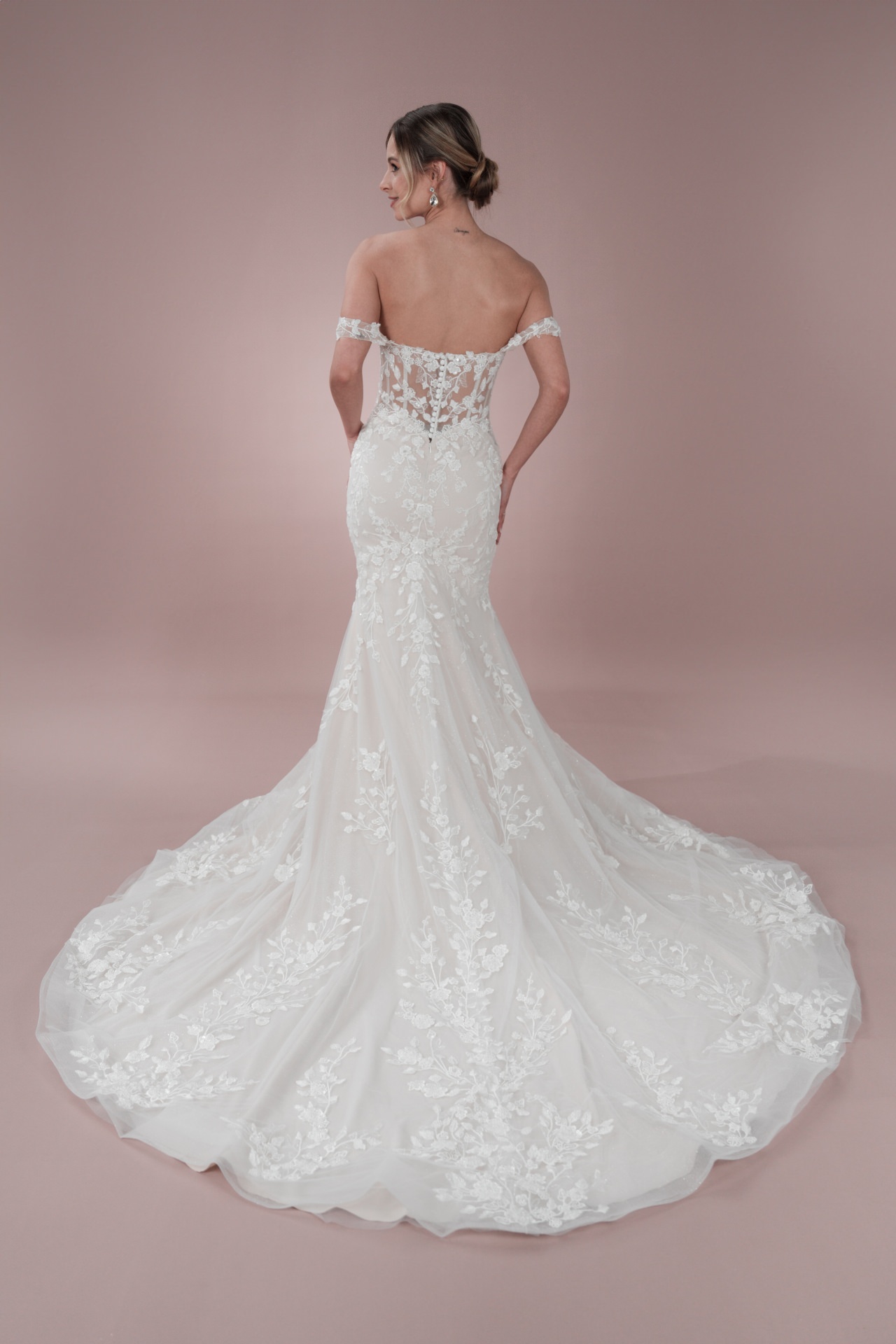 hochzeitsrausch Brautmoden - Fit and Flare Brautkleid mit schulterfreiem Spitzenoberteil und langer Schleppe