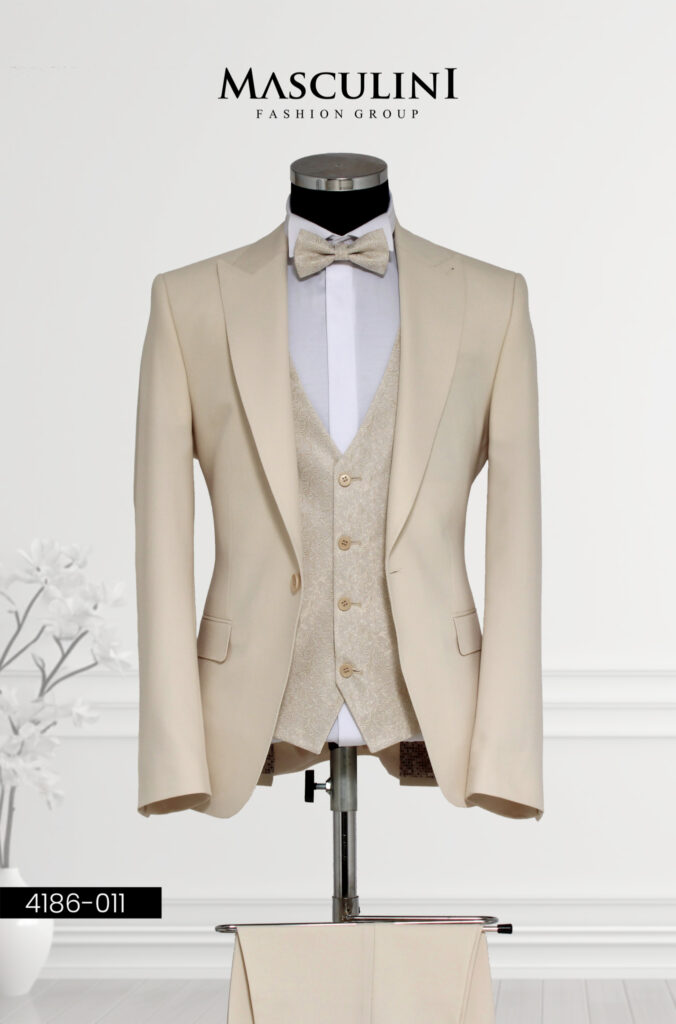 hochzeitsrausch Brautmoden - Eleganter Masculini Hochzeitsanzug in Creme mit Weste und Fliege für den Bräutigam