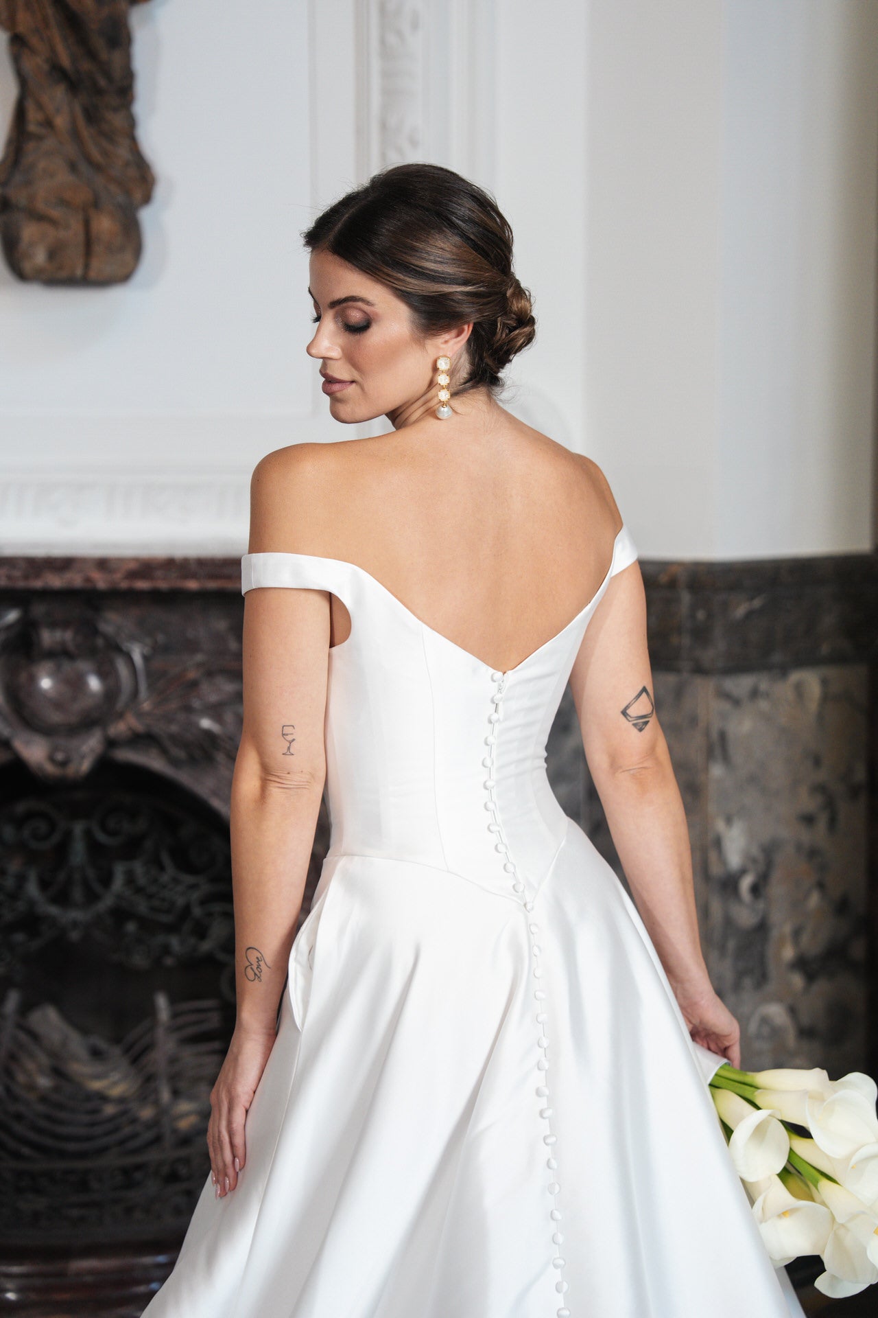 hochzeitsrausch Brautmoden - Elegantes Brautkleid mit schulterfreiem Design und Knopfleiste, klassisch und zeitlos