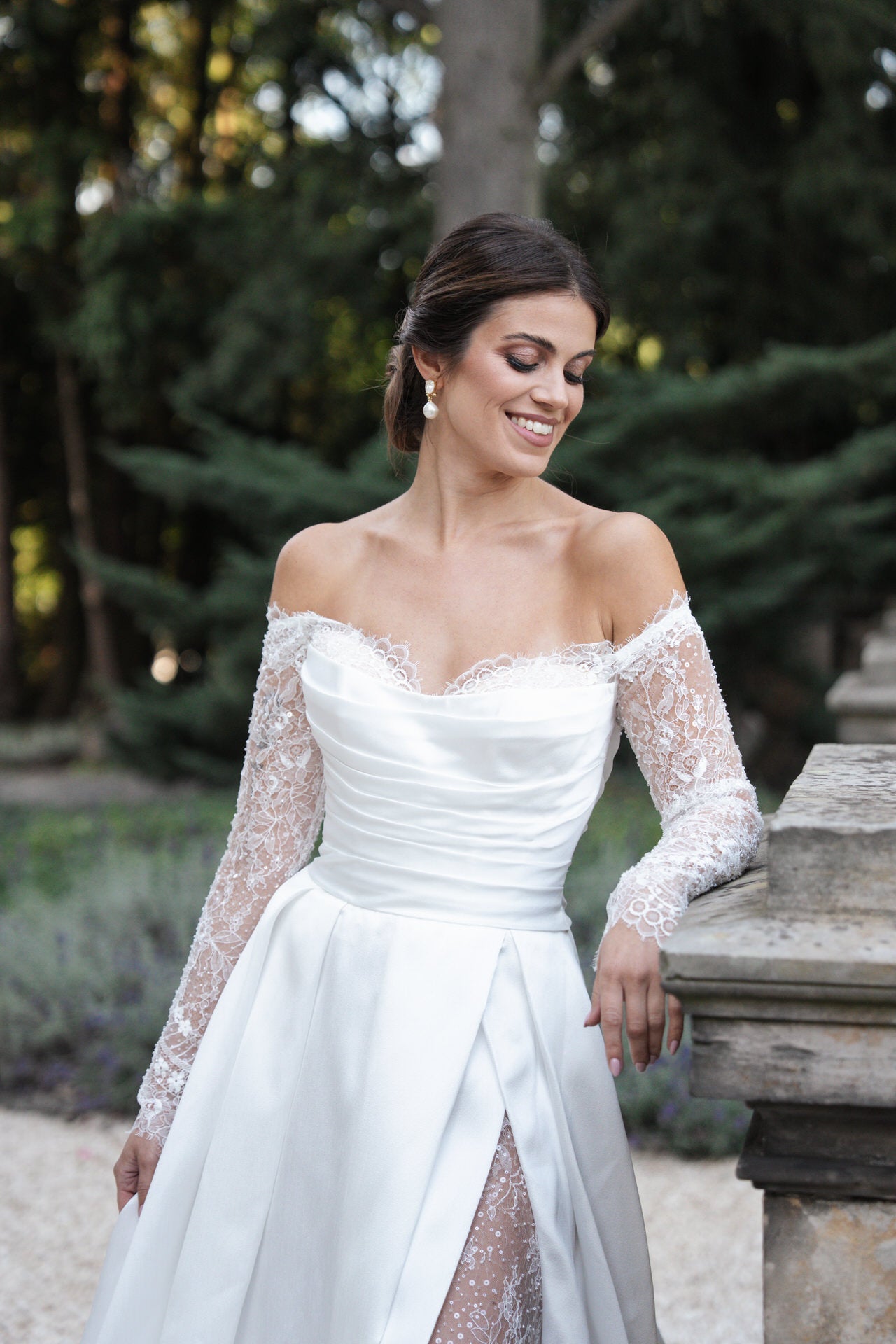 hochzeitsrausch Brautmoden - Elegantes Brautkleid mit Spitzenärmeln und herzförmigem Ausschnitt im Garten-Setting