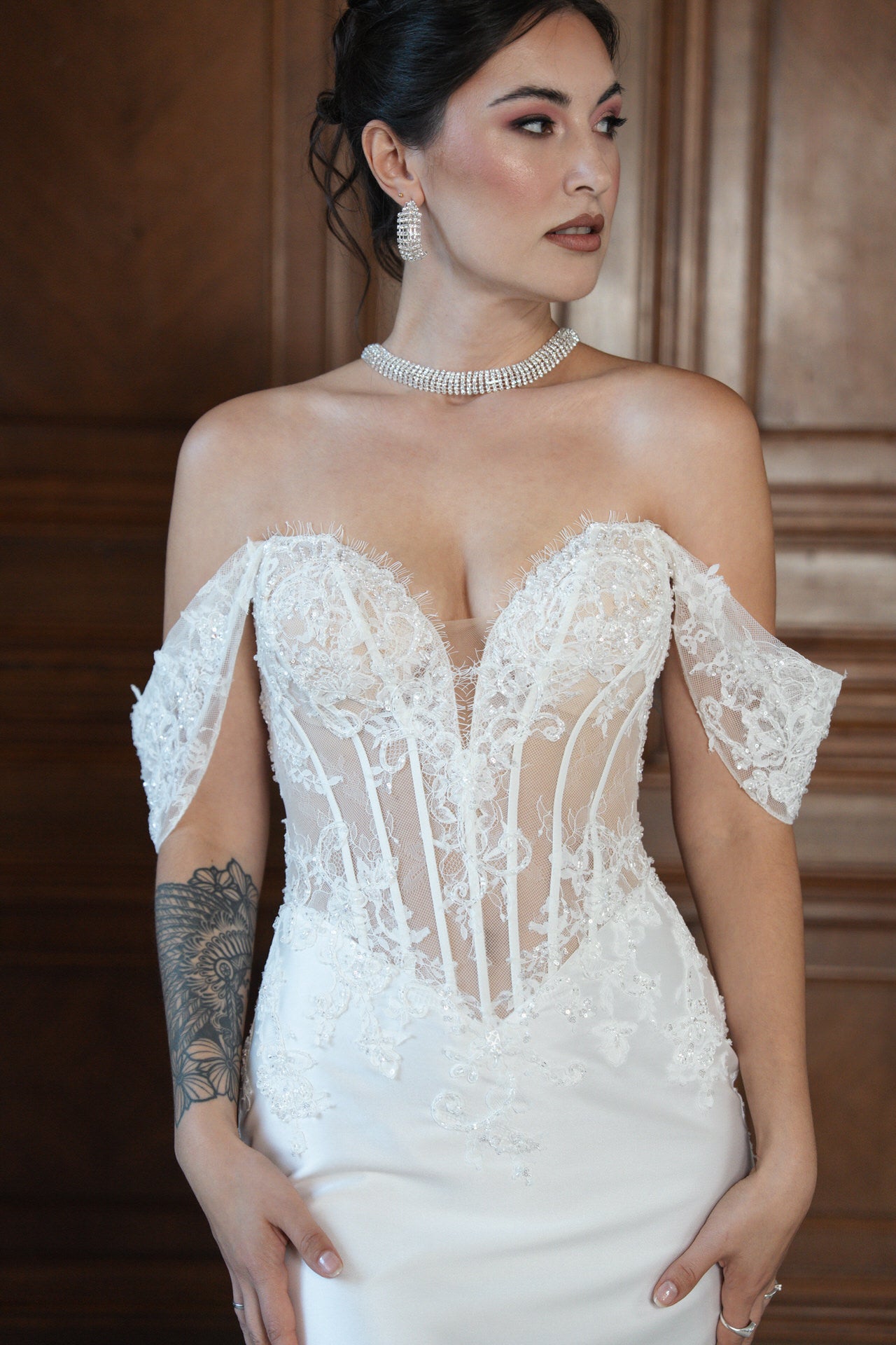 hochzeitsrausch Brautmoden - Elegantes Brautkleid mit Spitzen und schulterfreiem Design, ideal für eine traumhafte Hochzeit