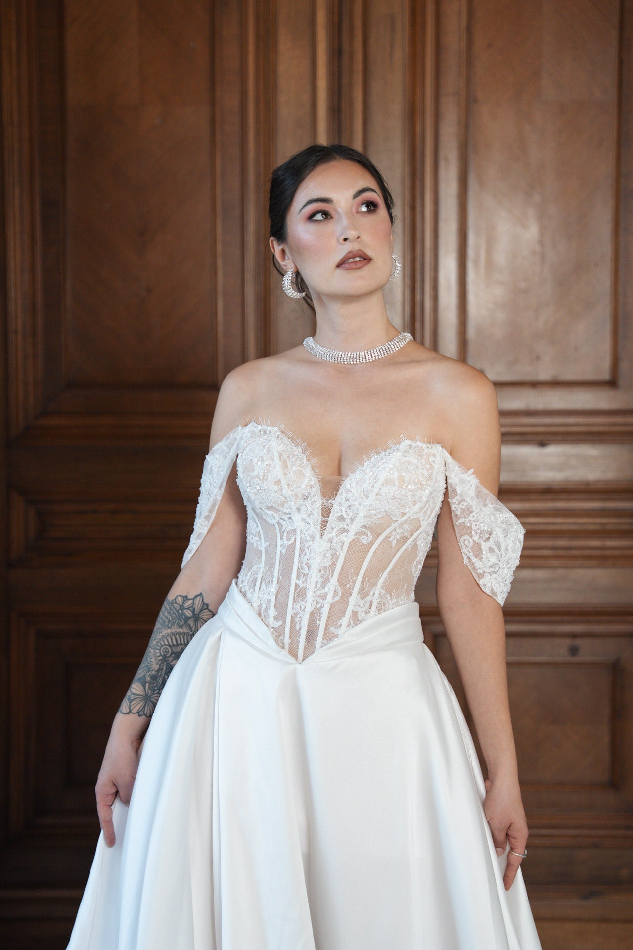 hochzeitsrausch Brautmoden - Elegantes Brautkleid mit Spitzenärmeln und herzförmigem Ausschnitt im klassischen Ambiente