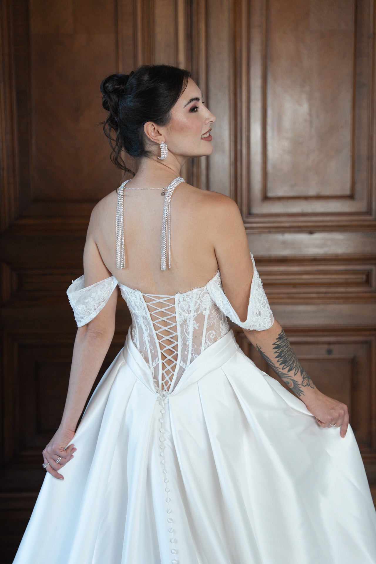 hochzeitsrausch Brautmoden - Elegantes Brautkleid mit Schnuerruecken und Spitzenaermeln in edlem Ambiente
