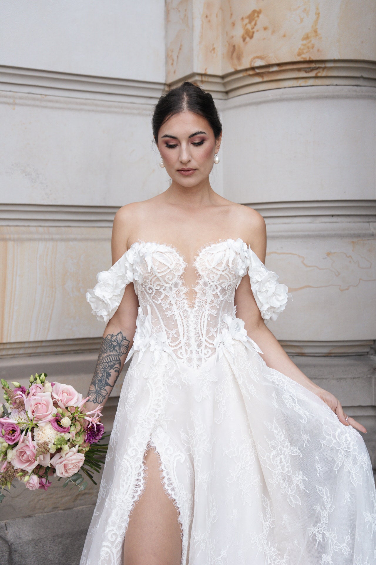 hochzeitsrausch Brautmoden - Elegantes Brautkleid mit Spitzen und Off-Shoulder-Design, romantisch und einzigartig