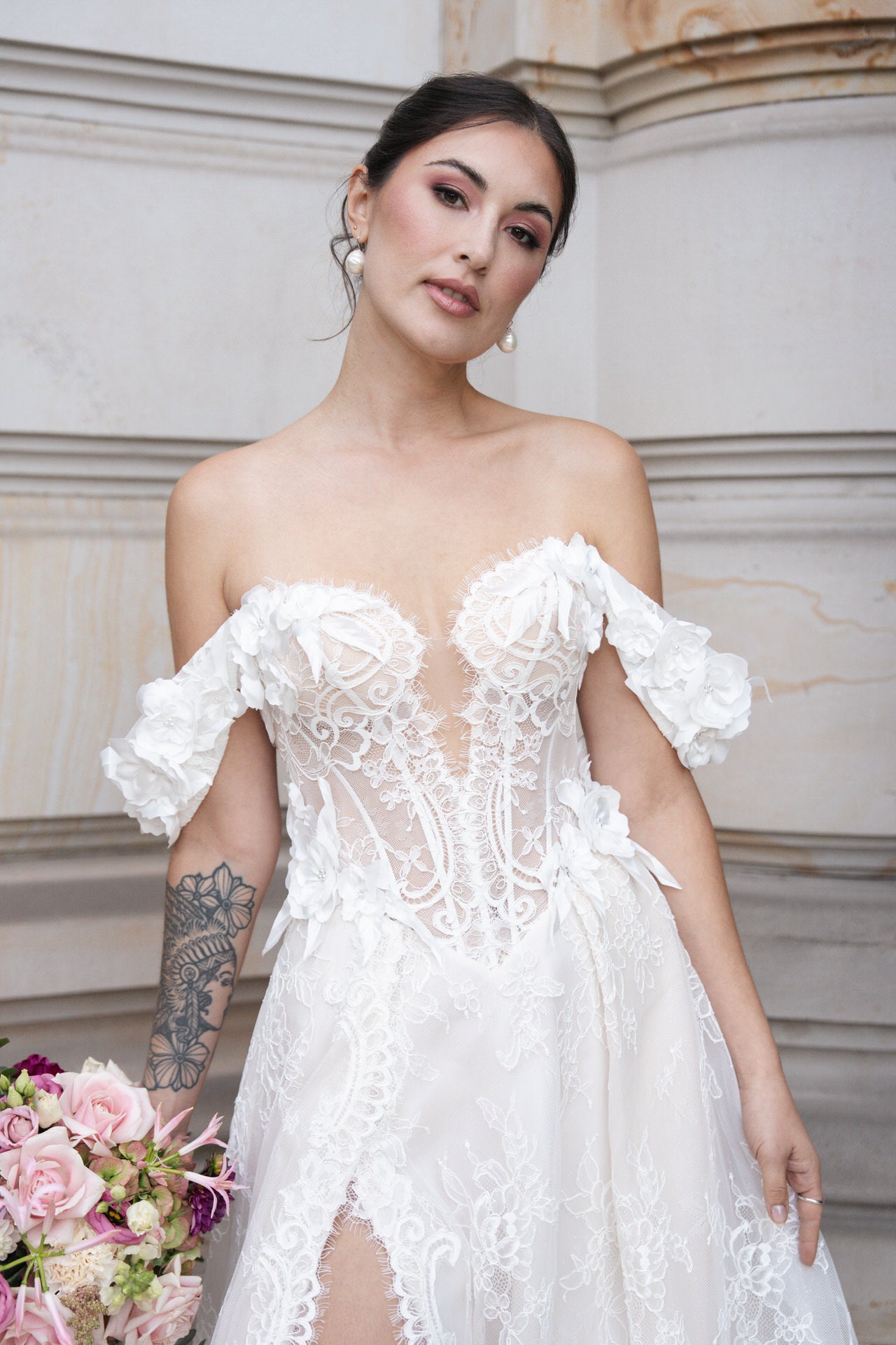 hochzeitsrausch Brautmoden - Brautkleid mit floralen Spitzen und Off-Shoulder-Design, romantisch und elegant