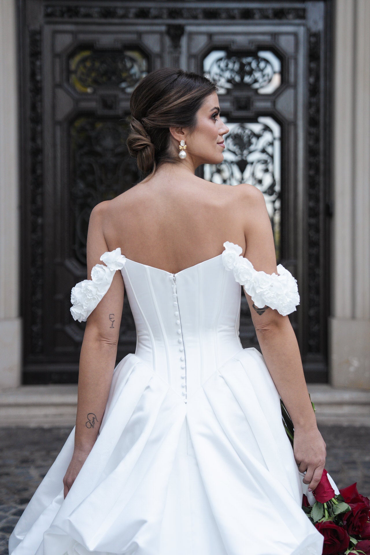 hochzeitsrausch Brautmoden - Elegantes Brautkleid mit schulterfreien Ärmeln und Blumenapplikationen
