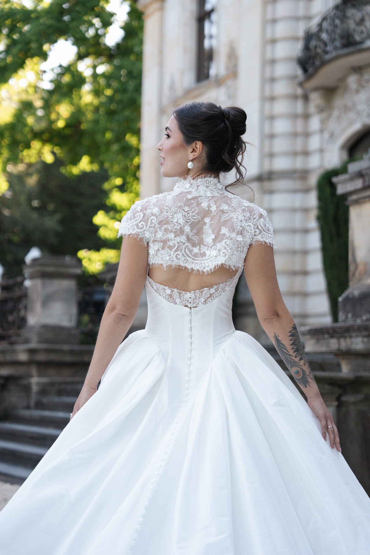 hochzeitsrausch Brautmoden - Elegantes Brautkleid mit Spitzenrücken und Stehkragen im romantischen Garten-Setting