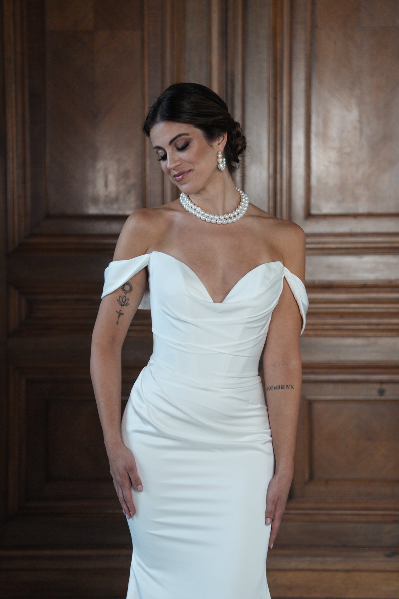 hochzeitsrausch Brautmoden - Elegantes Brautkleid mit schulterfreiem Design und Perlenkette, zeitlos und stilvoll
