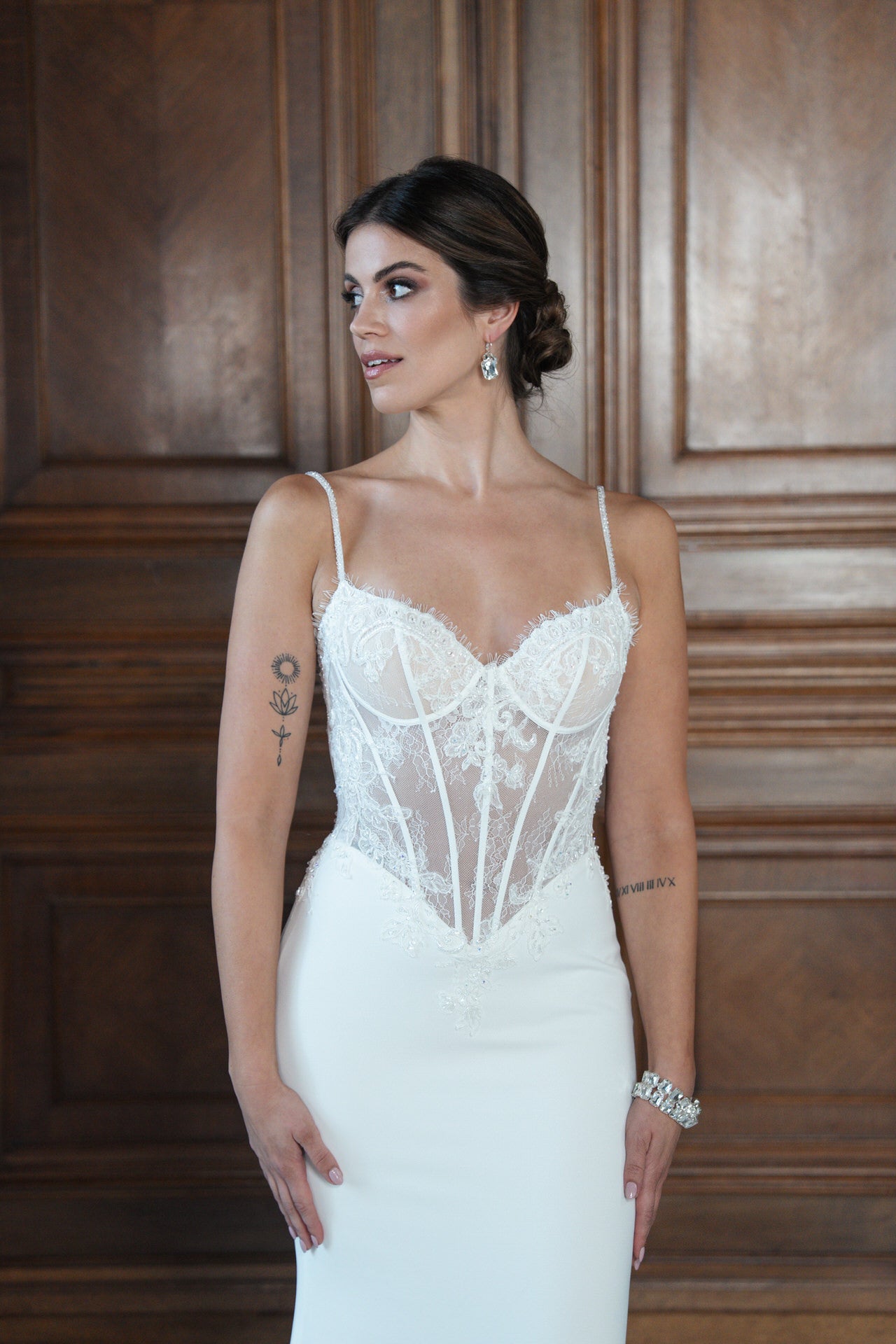 hochzeitsrausch Brautmoden - Elegantes Brautkleid mit Spitzenkorsett und schmalen Trägern, ideal für eine stilvolle Hochzeit