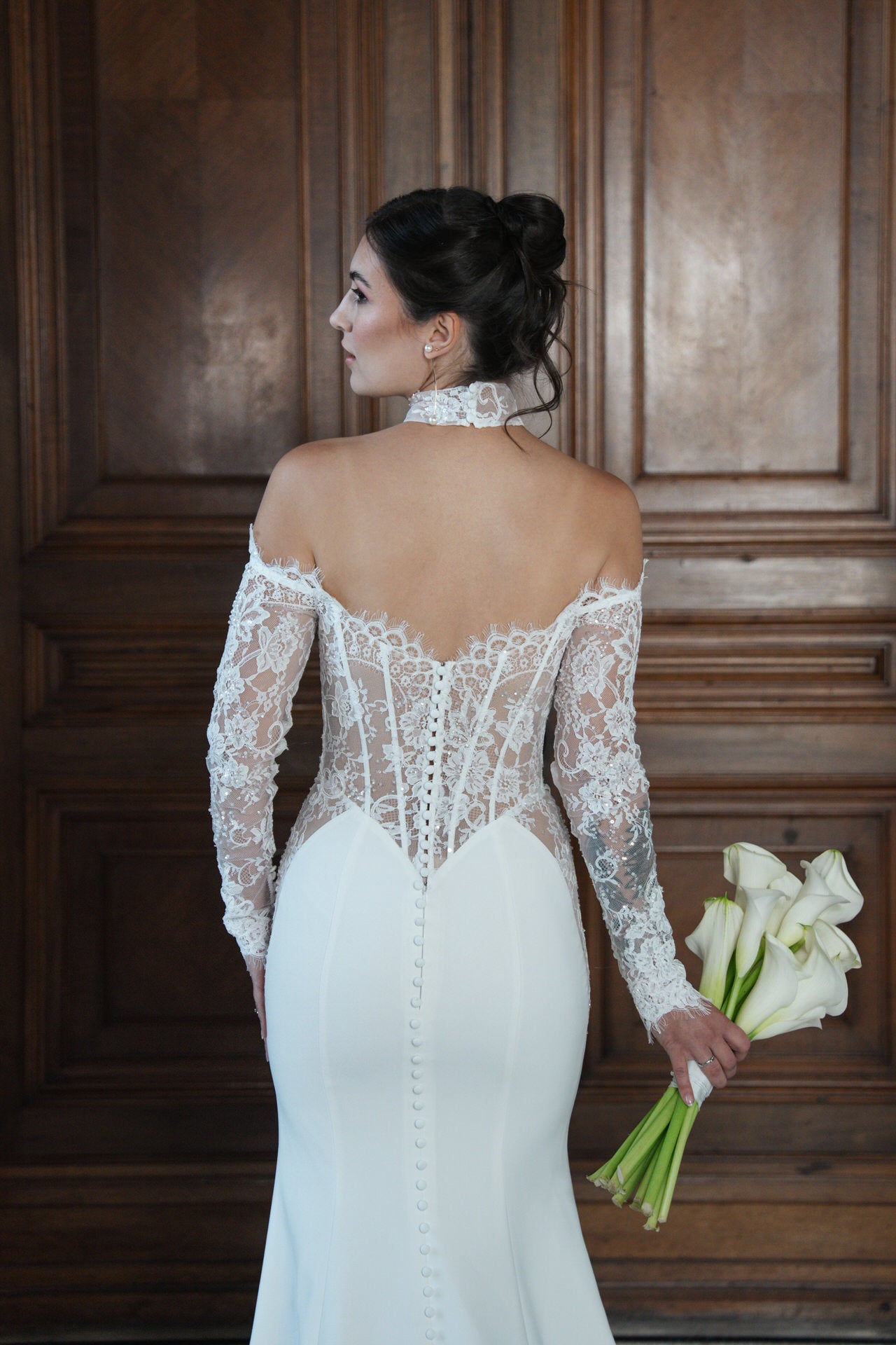 hochzeitsrausch Brautmoden - Elegantes Brautkleid mit Spitzenärmeln und schulterfreiem Design, ideal für die Hochzeit