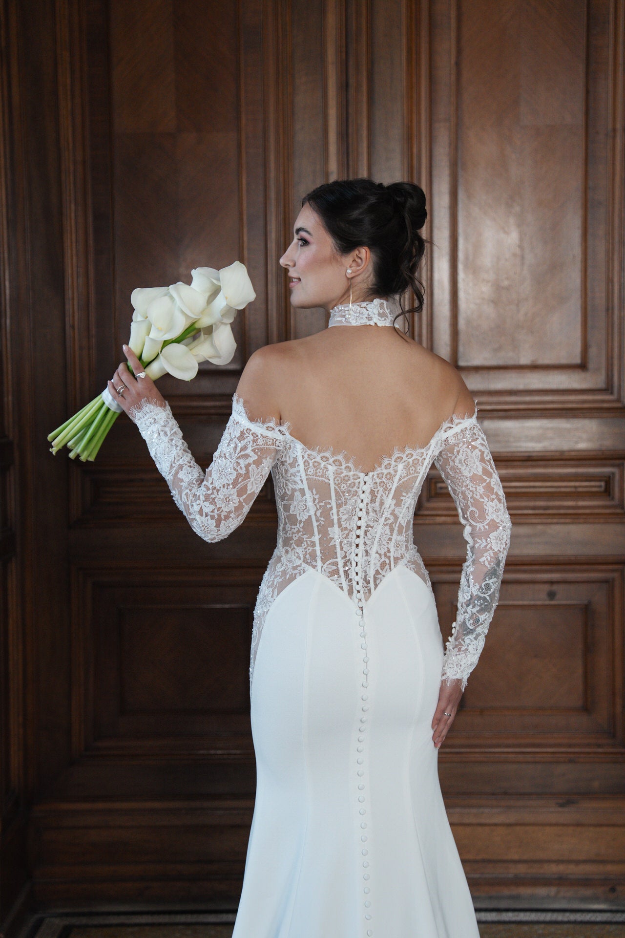 hochzeitsrausch Brautmoden - Elegantes Brautkleid mit Spitzenärmeln und schulterfreiem Design in edlem Ambiente