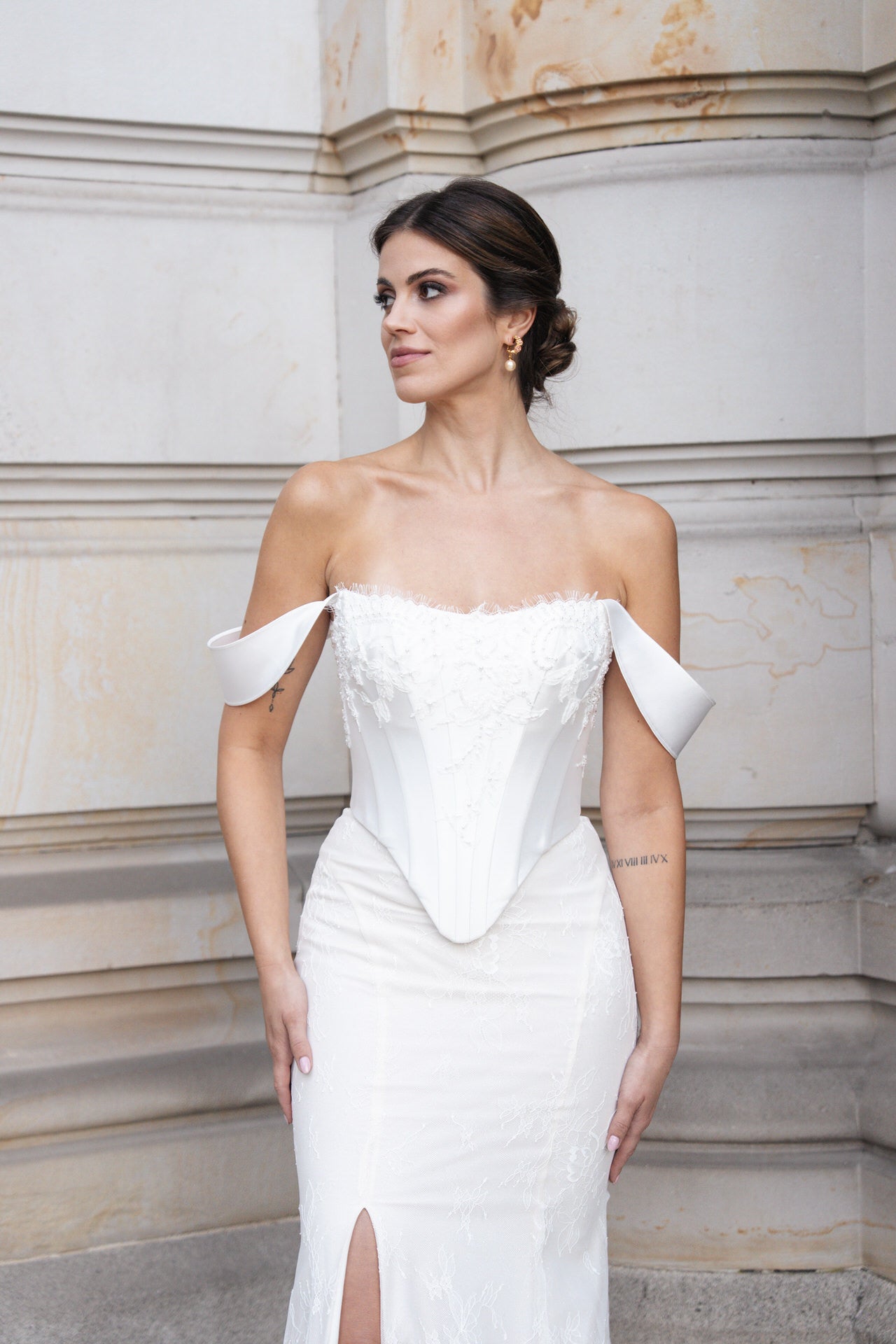 hochzeitsrausch Brautmoden - Elegantes Brautkleid mit schulterfreiem Design und Spitzenakzenten