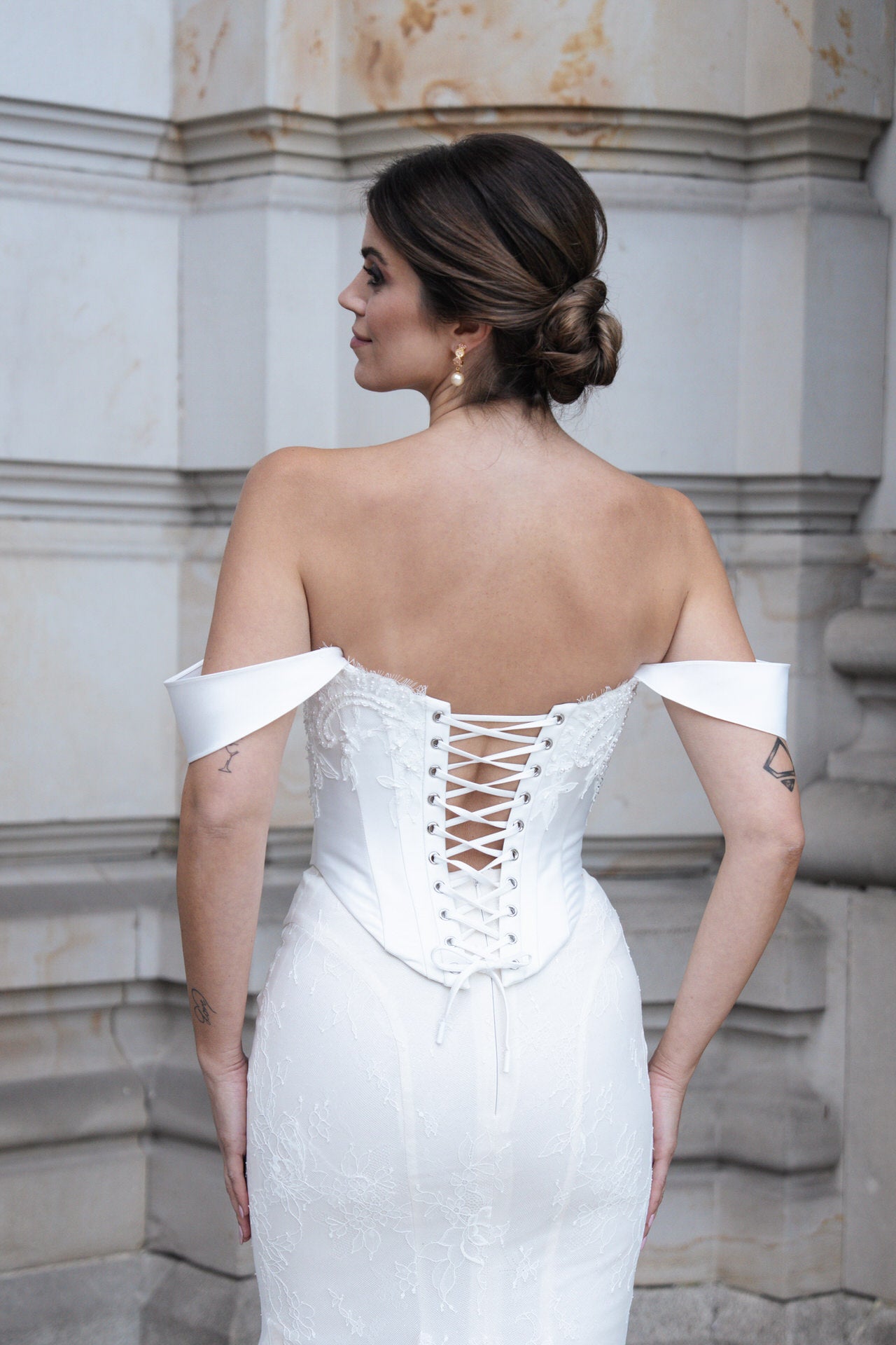hochzeitsrausch Brautmoden - Elegantes Brautkleid mit Schnuerruecken und schulterfreien Aermeln, romantische Hochzeitsmode